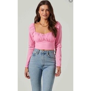 Astr The Label Long Sleeve Sweetheart Neck Crop Top in Pink Size M.